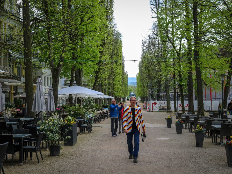 Patrick wandelt over de Hauptallee van Bad Pyrmont