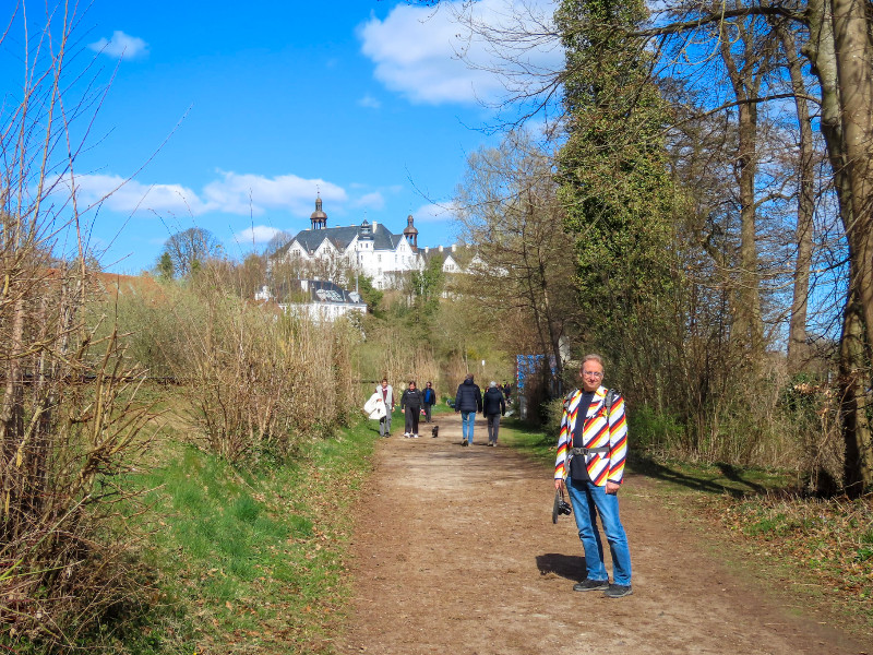 Patrick bij het kasteel van Plon