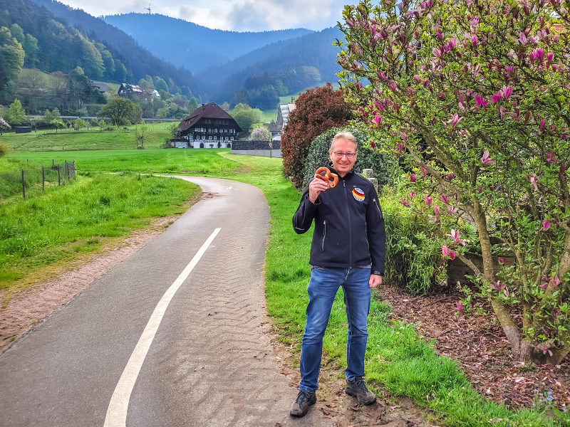 Patrick met een Pretzel in het Kinzigtal, Zwarte Woud