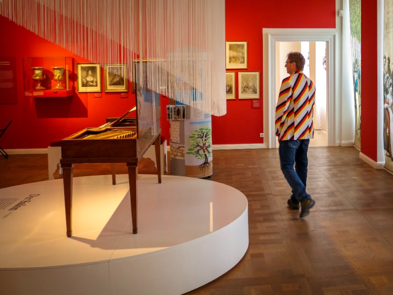Patrick bewondert de rode kamer in het stadsmuseum