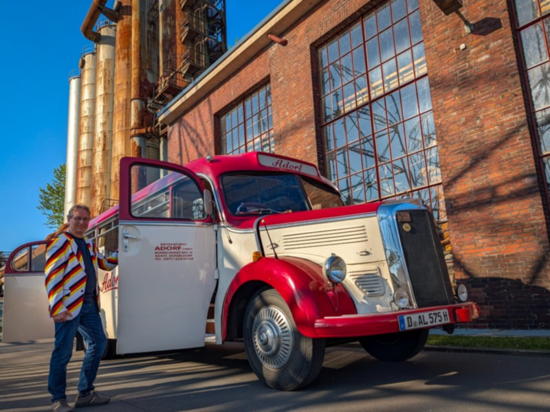Patrick maakt een ritje in een oldtimerbus door het Ruhrgebied