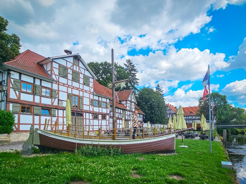 Patrick bestuurt een boot bij de oude haven van Wanfried