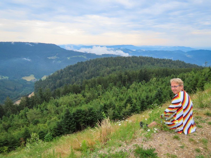 Patrick genietend van het uitzicht op de panoramaroute