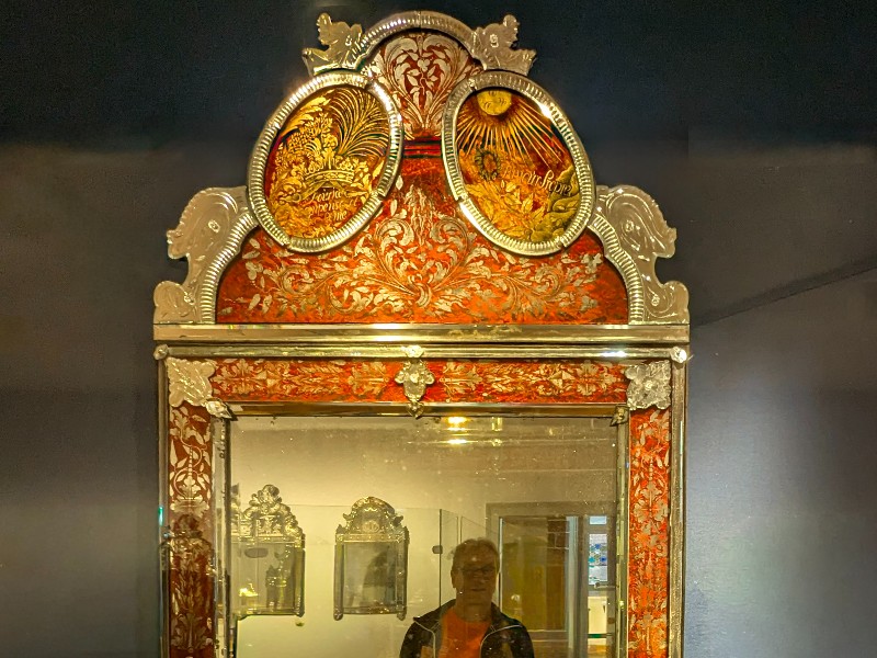 Patrick kijkt in de beroemde spiegel van de stiefmoeder in het Spessart museum