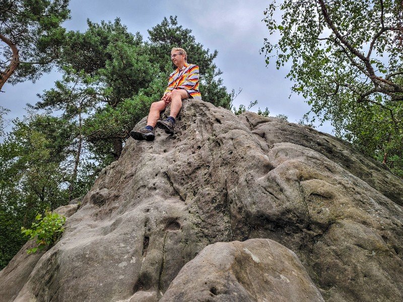 Patrick op de rotsen van de Dörenther Klippen in het Teutoburgerwoud