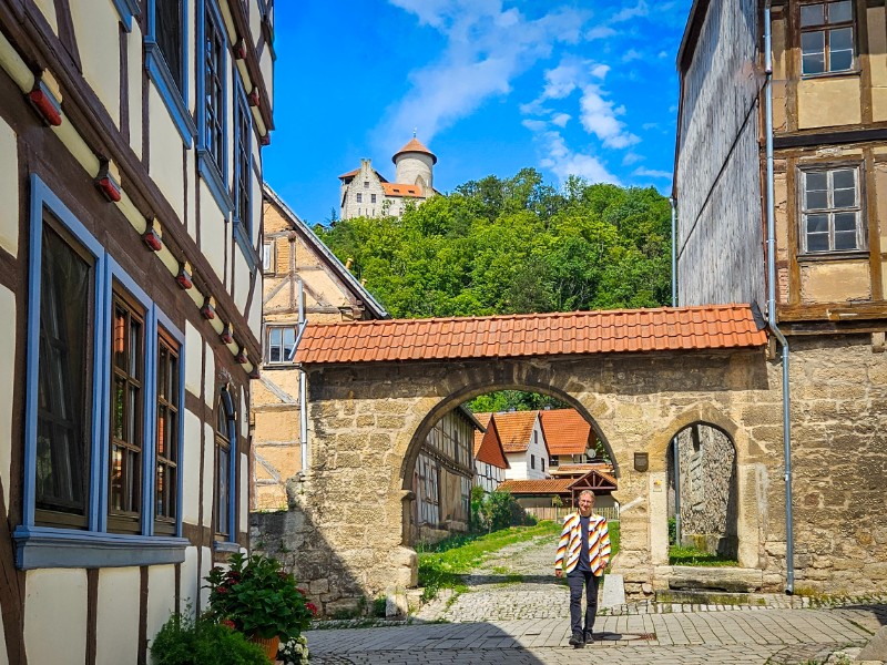 Vanuit de smalle straatjes van Treffurt kijk je omhoog naar Burg Normannstein