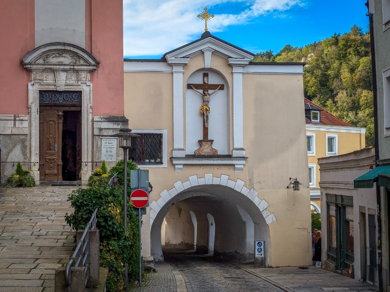 De Paulusbogen in Passau vanuit het oude centrum, links de St. Paul kerk