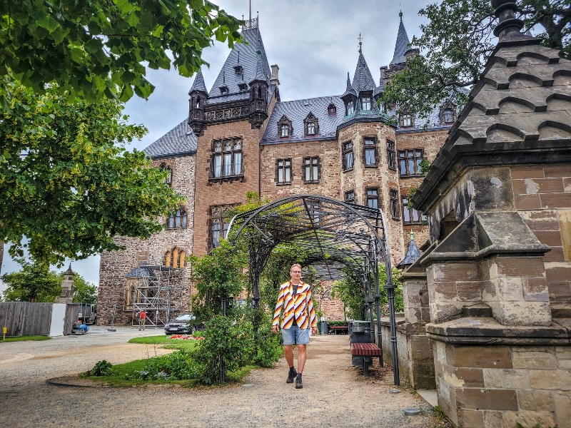 Patrick bij de pergola voor de ingang van kasteel Wernigerode