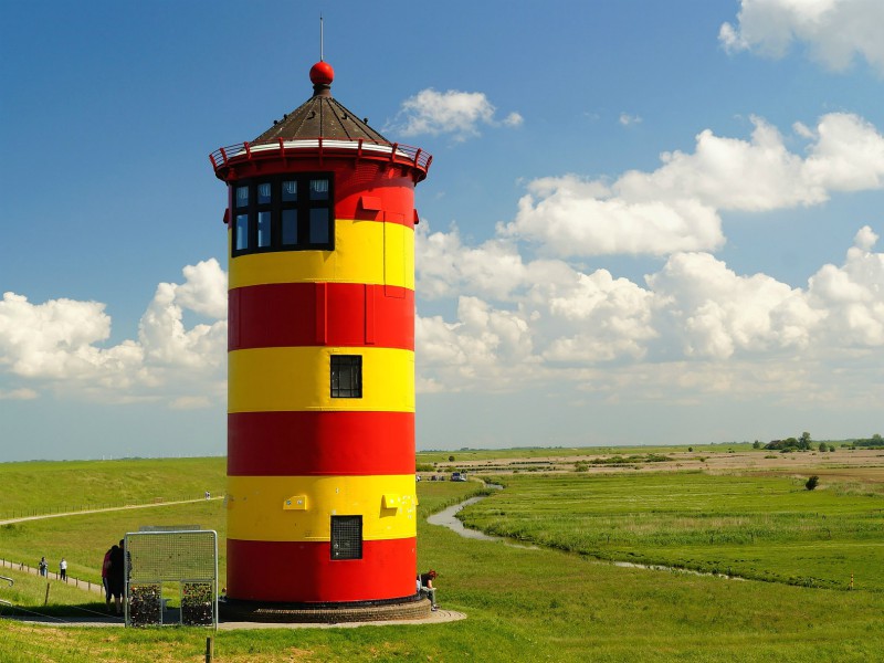 De Pilsumer vuurtoren staat aan de Waddenzee in Oost-Friesland, bij de ingang van de Eems