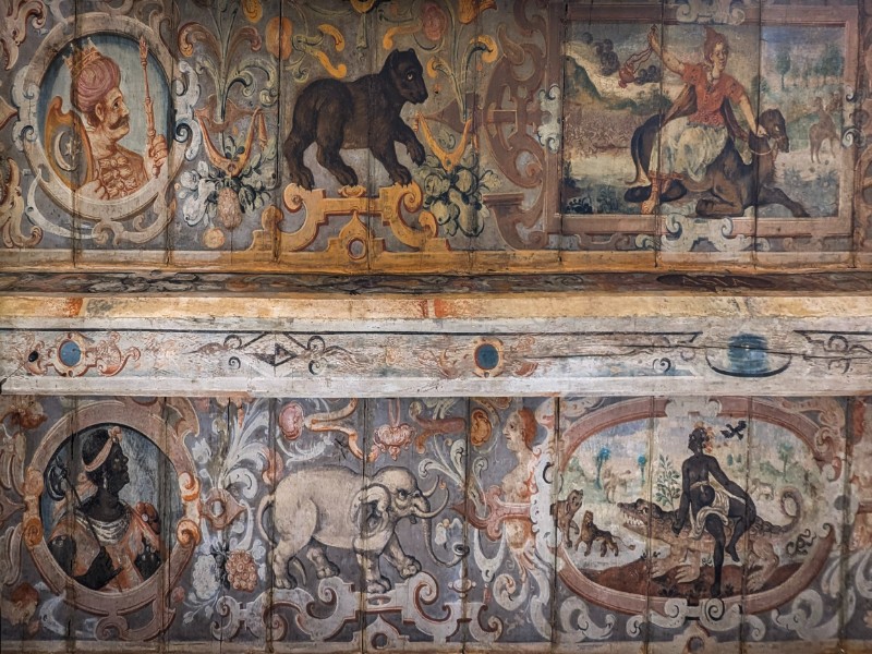 De bijzondere plafondschilderingen in het Degodehaus