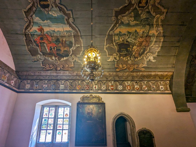 Plafondschilderingen en glas-in-lood in de Raadzaal