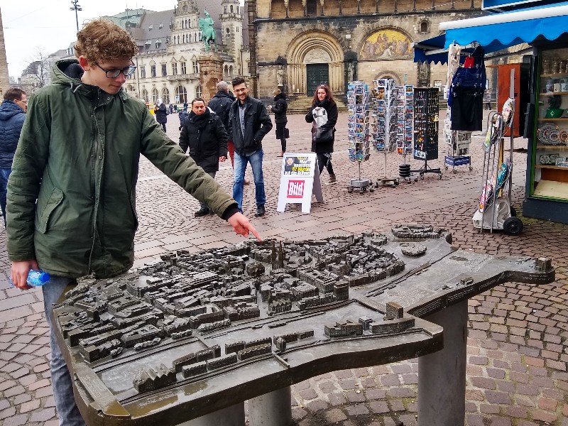 De dom steekt duidelijk boven de plattegrond van Bremen uit