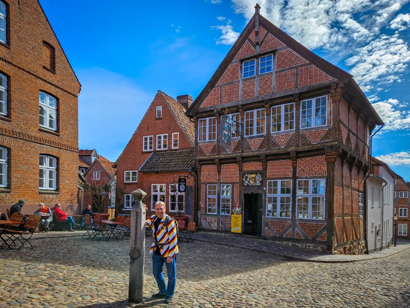 Patrick op de Marktstrasse voor het Tijl Uilenspiegel museum en bij de Middeleeuwse schandpaal