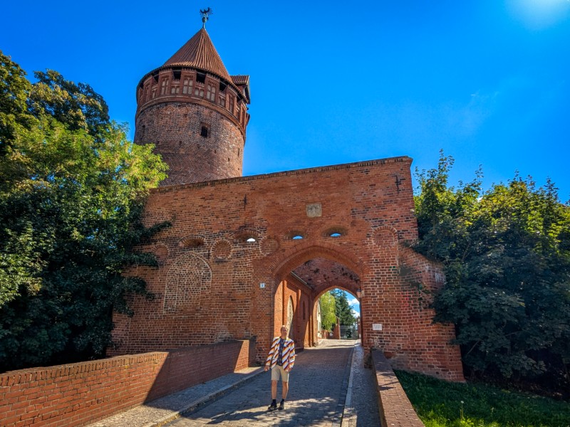 Patrick  bij de poort van de burcht