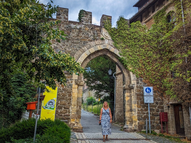 Sabine bij de poort naar Kasteel Wernigerode