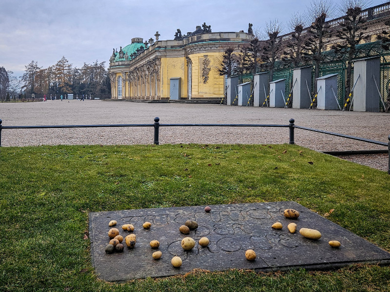 Het graf van Frederik II de Grote bij Slot Sanssouci met aardappelen erop