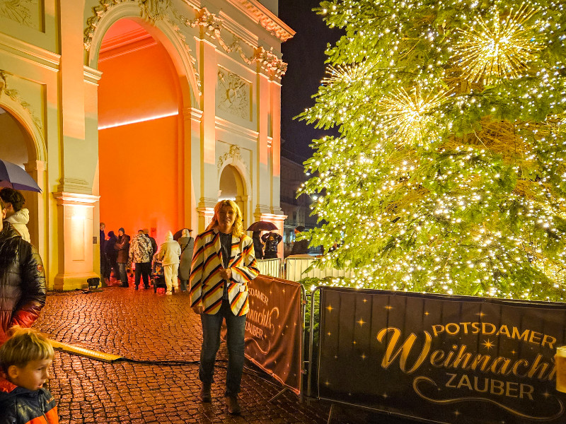 Sabine op de kerstmarkt in Potsdam bij de kerstboom voor de Brandenburger Tor