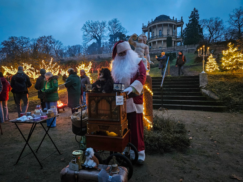 De kerstman op de Weinnachtsmarkt in Potsdam