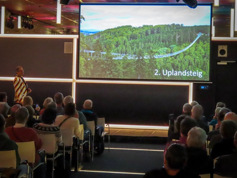 Patrick geeft een presentatie op de Fiets- en Wandelbeurs