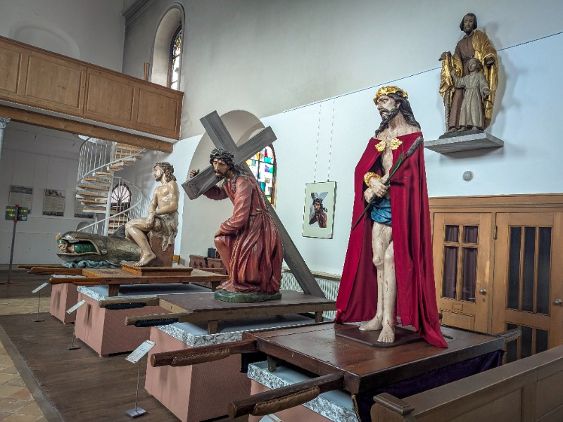 De processiebeelden in de Kapuzinerkirche