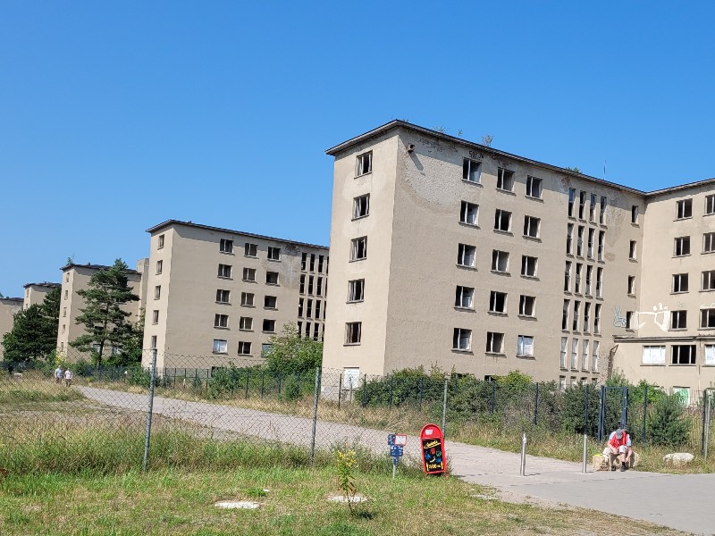 Het nog altijd vervallen deel van hotel Prora