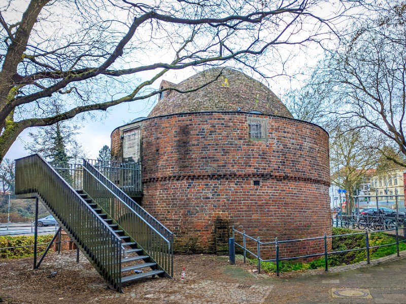 De voormalige Zwinger toren werd in de Deense tijd omgebouwd tot Pulverturm (kruittoren)