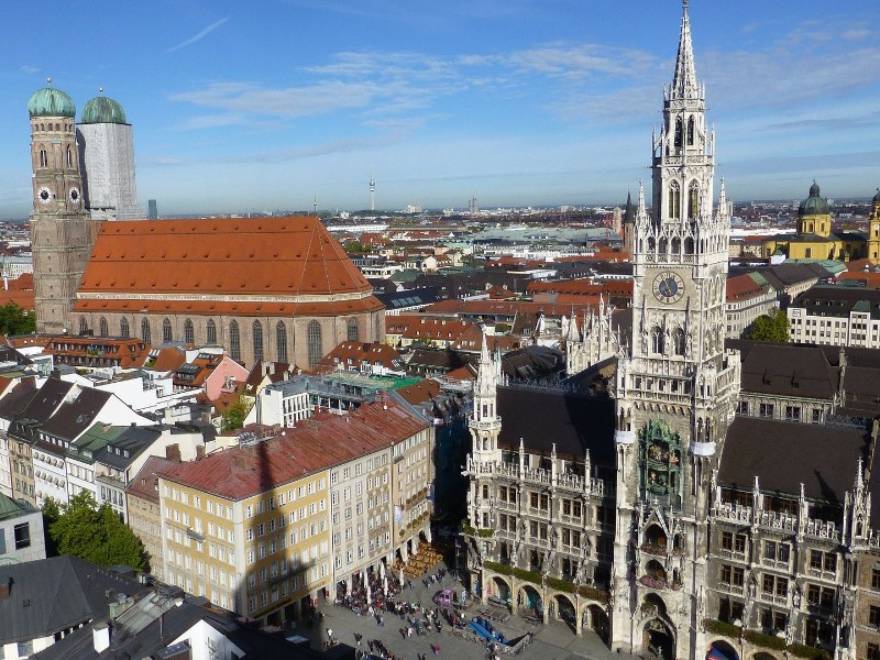 Het nieuwe Raadhuis van München en de Frauenkirche