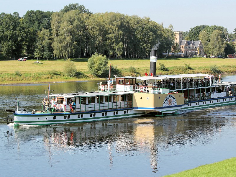 Eén van de radarstoomschepen op de Elbe