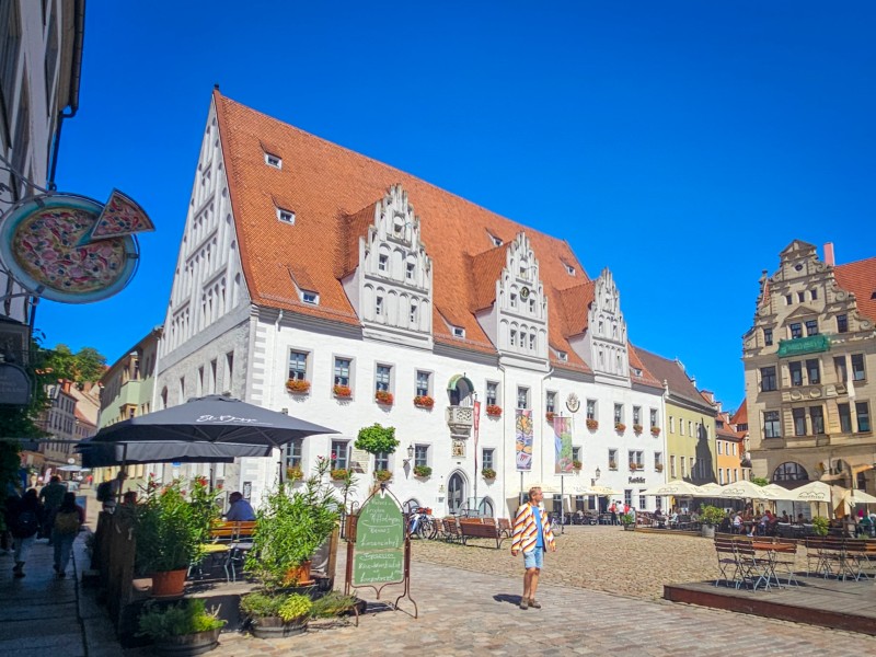 Het Rathaus aan de gezellige Marktplatz