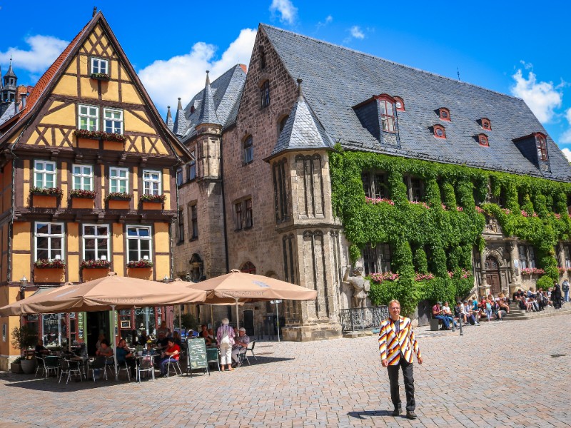 Patrick op het Marktplein van Quedlinburg voor het prachtige Raadhuis