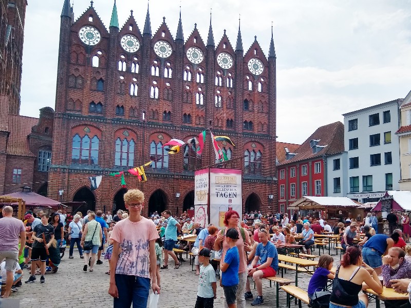 Onze zoon Zeb bij de Middeleeuwse markt voor het Rathaus van Stralsund