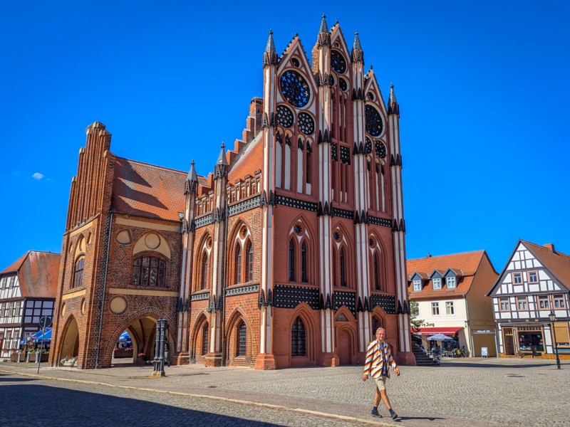 Patrick bij het Rathaus in baksteengotiek van Tangermünde