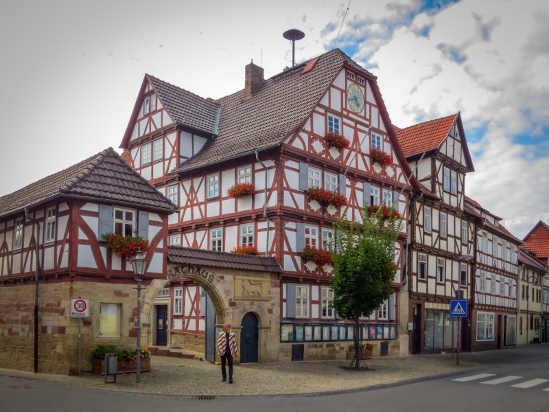 Patrick wandelt onder de poort van het Rathaus van Wanfried
