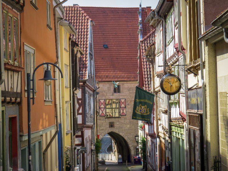 De Ratstrasse met in het midden de passage onder het Rathaus door