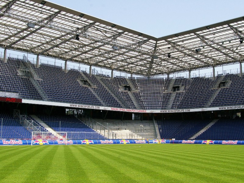 Het veld in de Red Bull Arena in Leipzig