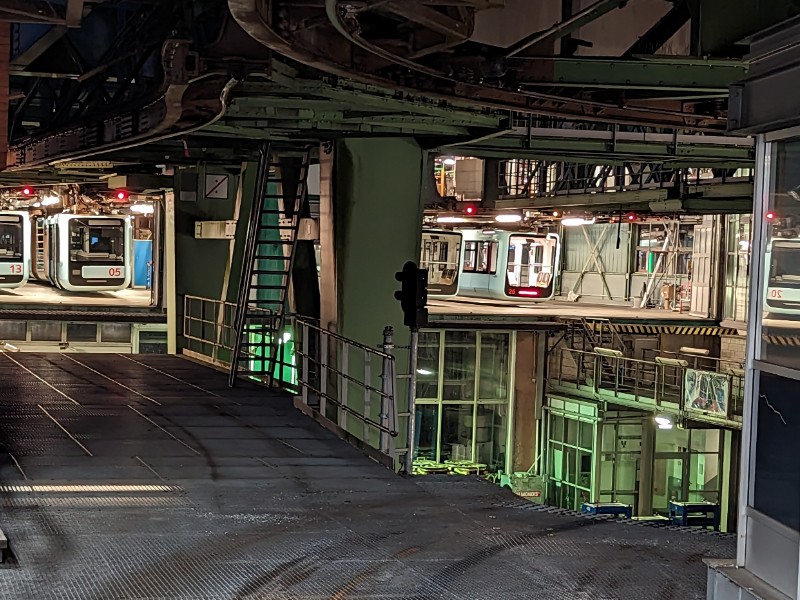 Blik op de remise bij het einstation in Vohwinkel