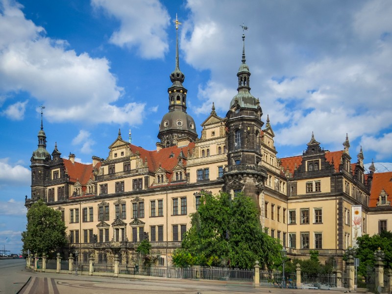 Het residentieslot van Dresden, gezien van de Sophienstrasse