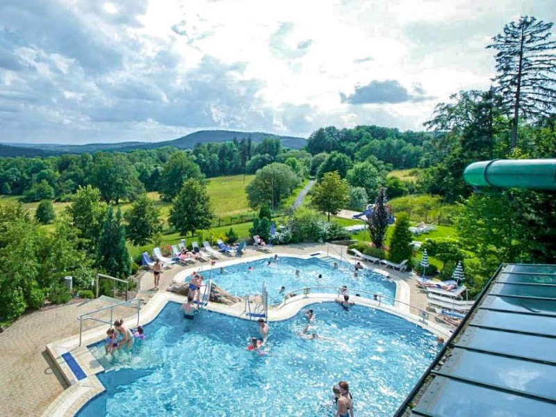 Het buitenzwembad bij Rhön Park Aktiv Resort