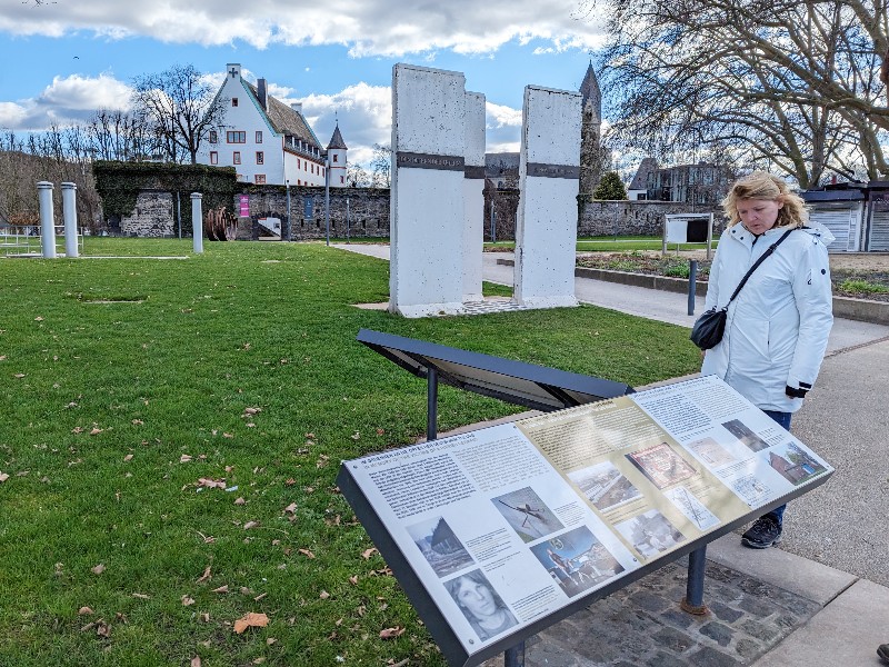 Sabine bij de resten van de Berlijnse muur