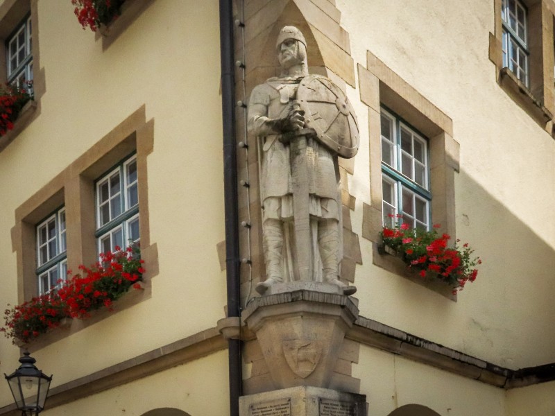 Standbeeld van Ridder Sigmar, stichter van Sigmaringen, aan het stadhuis