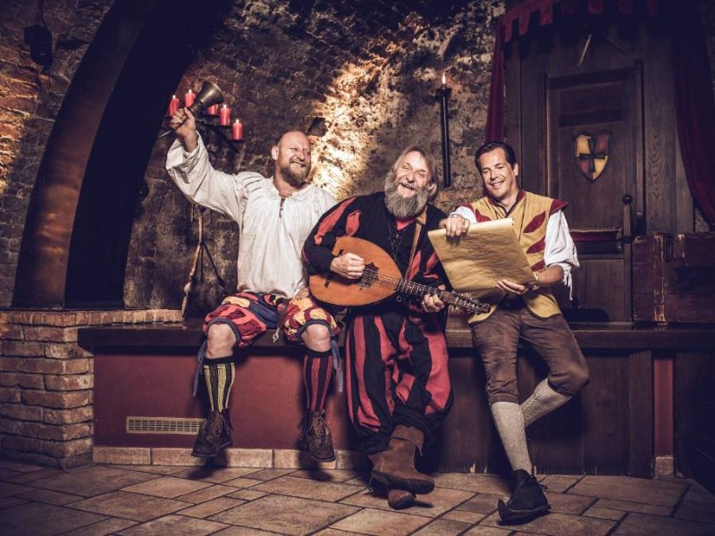 Middeleeuwse voorstelling in de Ritterkeller bij Hotel Arthus