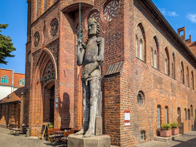 De Roland staat nu voor de Altstädtiches Rathaus