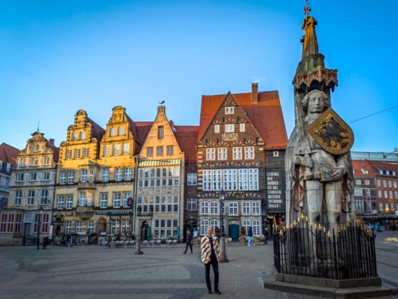 Patrick bij het grote Roland ridderstandbeeld in Bremen