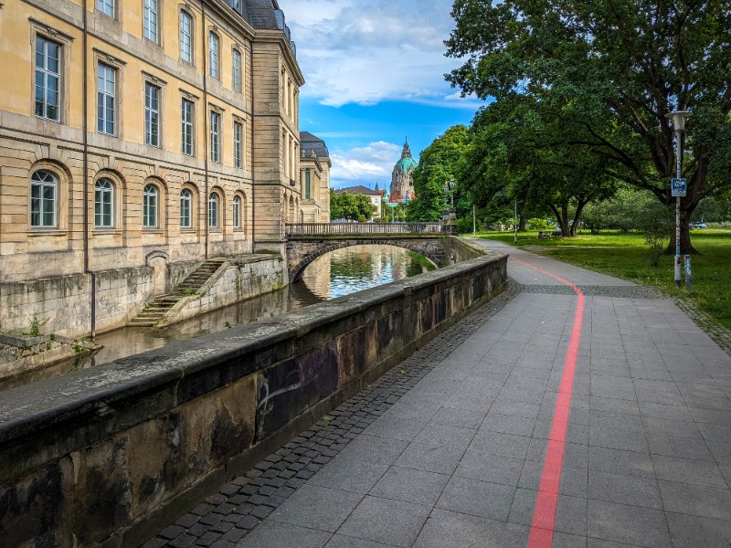 Volg der Rote Faden, hier langs het Leineschloss