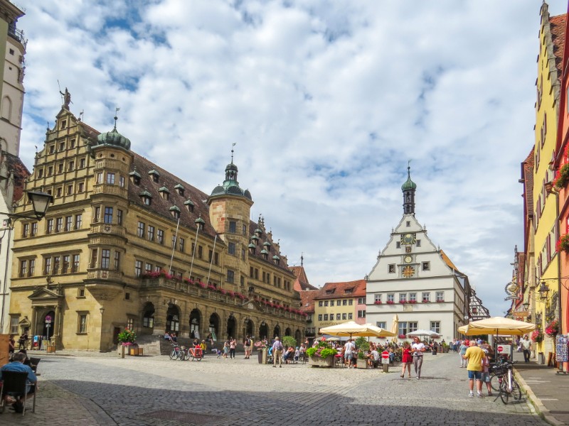 Het mooie Raadhuis aan het marktplein in Rothenburg ob der Tauber