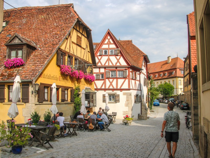 Patrick loopt langs een terrasje in Rothenberg ob der Tauber