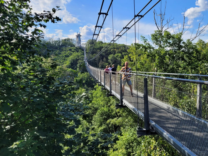 Patrick houdt zich staande op de wiebelige Titan RT hangbrug in de Harz