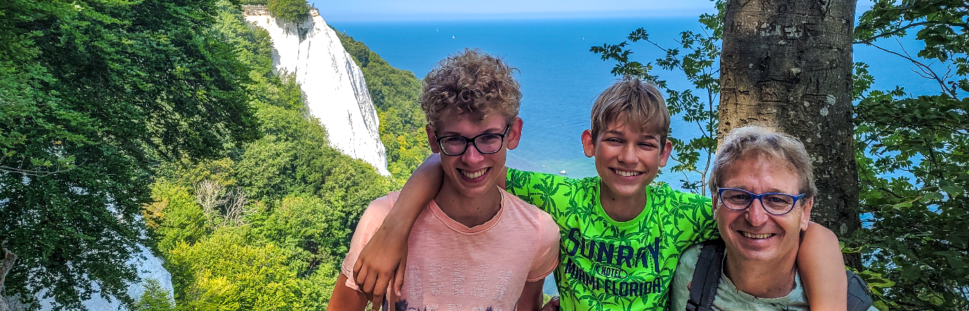 Patrick en onze jongens tijdens een wandeling bovenlangs de witte krijtrotsen van het Duitse eiland Rügen