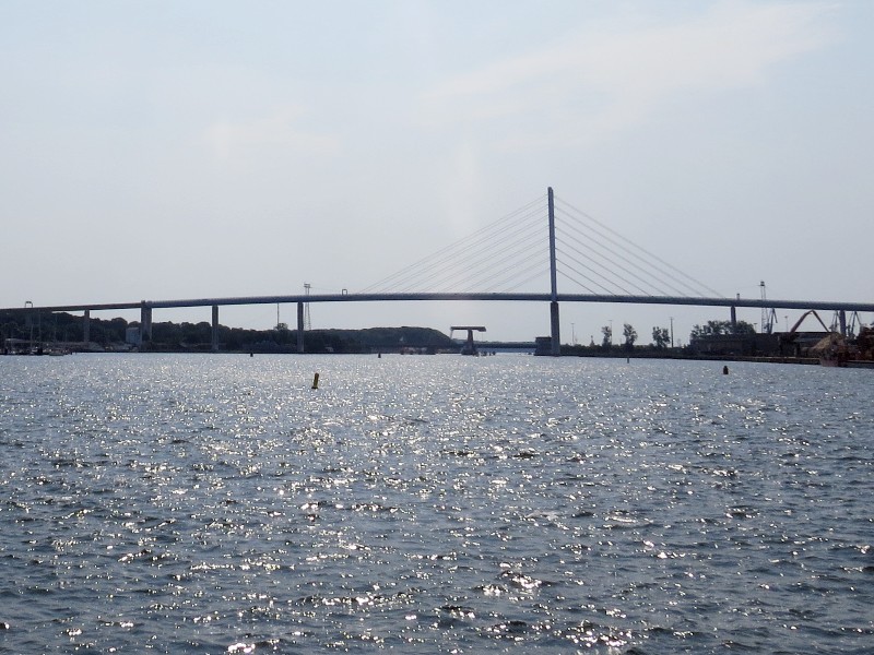 De Rügenbrücke vanuit de haven van Stralsund gezien