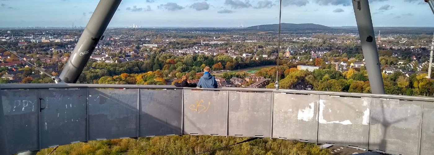 We kijken over het Ruhrgebied vanaf de Tetraeder in Bottrop